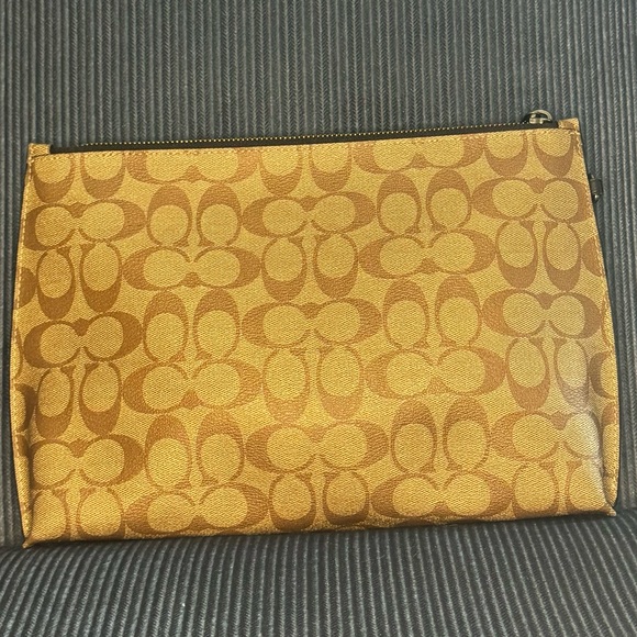 Coach gummy bear pouch - Large. - Picture 2 of 3